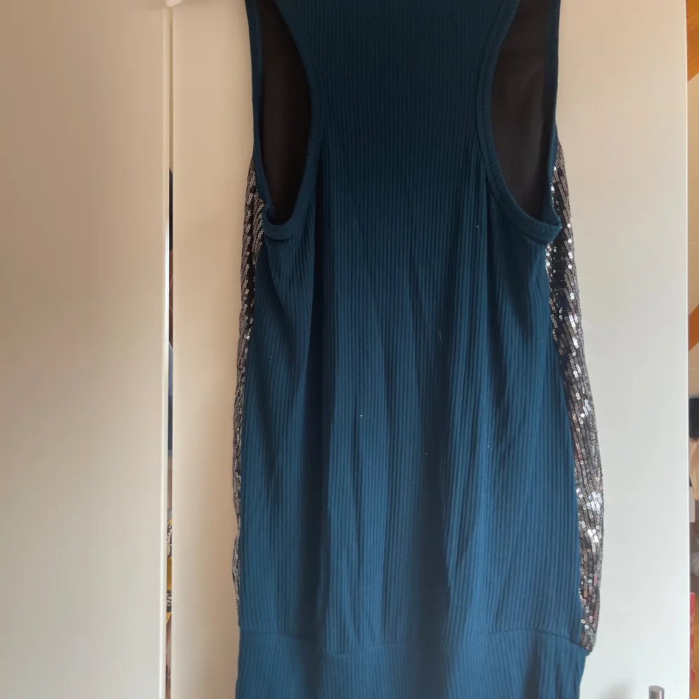 Min systers gamla klänning, väääldigt Y2K coded🫨 fint skick! Väldigt stretchig också :). Klänningar.