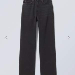 Jeans från Weekday, modell Rowe med raka ben och hög midja.  Färgen är en urtvättad svart.  Har inte så många bilder på, då de inte passar längre! Men kan försöka lösa om det behövs! Nypris 590 kr, mitt pris är 150 kr! 