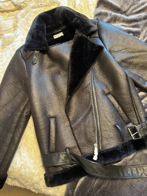 Pilotjacka nyskick! - Aldrig använd! Ingen lapp kvar men en liten pappersbit på dragkedjan