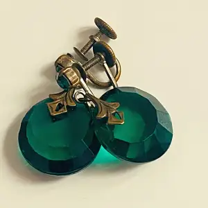 Vintage örhängen med slipat glas i smaragdgrönt Skruvlås på örhängena