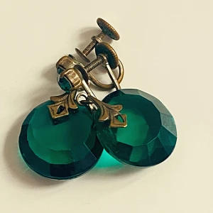 Örhängen  - Vintage örhängen med slipat glas i smaragdgrönt Skruvlås på örhängena