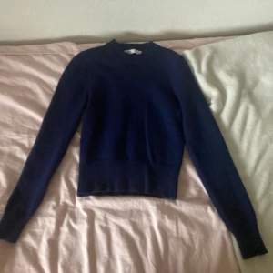 Stickad tröja - Marinblå stickad tröja 