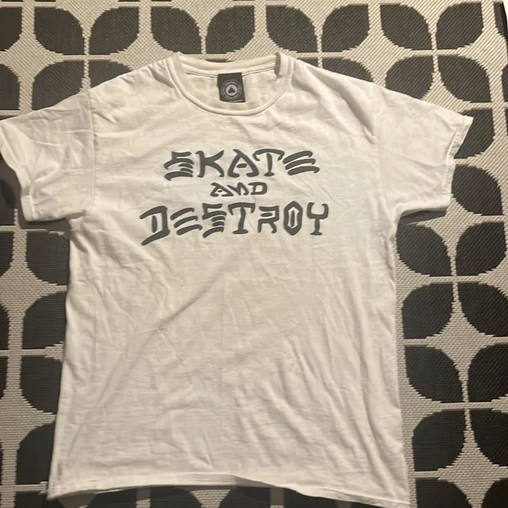 Thrasher skate and destroy t-shirt perfekt kvalitet inga hål eller fläckar skriv för mer bilder eller frågor . T-shirts.