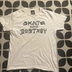Thrasher skate and destroy t-shirt perfekt kvalitet inga hål eller fläckar skriv för mer bilder eller frågor 