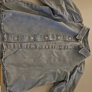 Jättefin jeans skjorta från gina💕 Med puffärms💕 Står ej för frakt eller postens slarv💕 Kan tänka mig att sänka priset lite💕