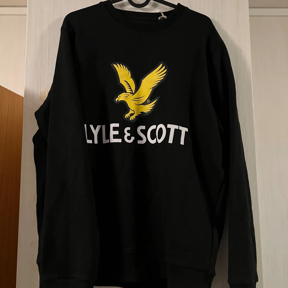 En helt ny Lylen scott tröja. Aldrig använts. Pris kan diskuteras!. Säljer för att den är för stor.. Hoodies.