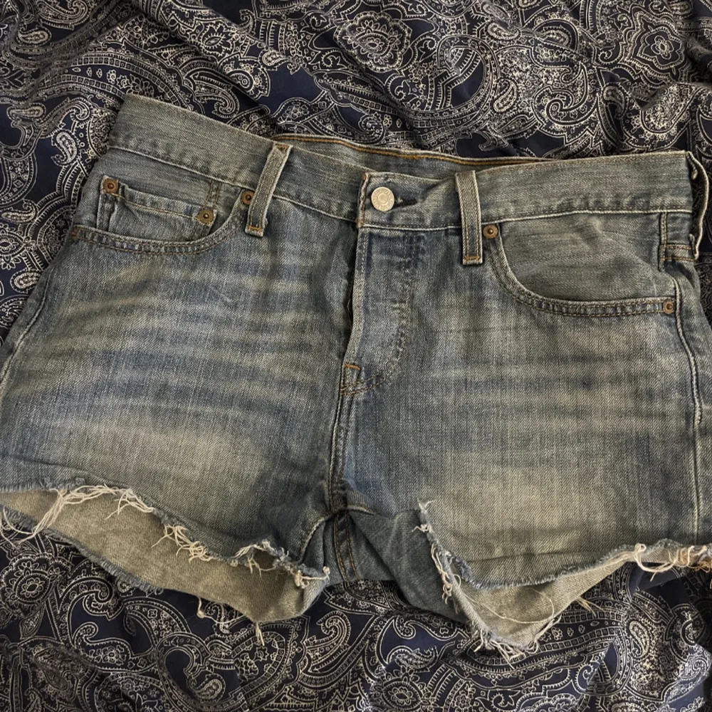 Jätte jättttte fina Levis shorts nu till sommaren de har fler knappar men bara en syns när man knäpper längst upp❤️. Shorts.