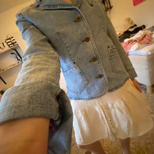 Denim blus/jacka från dolce & gabbana💗 strl s-xs Inga defekter Hör av dig för intresse😉💘 Pris kan diskuteras  Köptes runt 1000