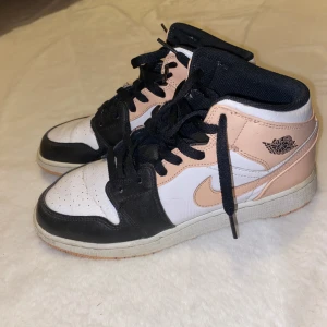 Jordan 1 - Säljer dessa skor, har inte använt på ett par år. Inte smutsiga men har fåtal crease🩷 Storlek 40! 