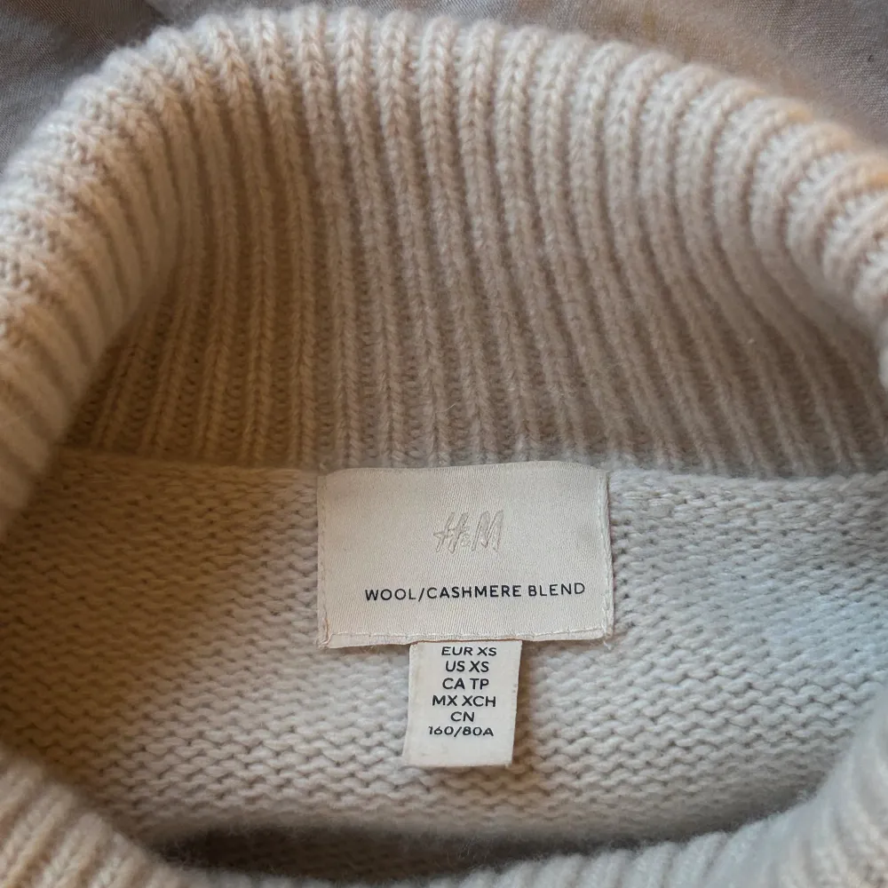 Super fin tröja ifrån H&M i Cashmere/wool blend i mycket fint skick! Storlek Xs men skulle säga sitter mer som en S! Köpt förra året och nypriset låg på 1599 kr. Färgen är beige/ljusrosa☺️💕. Stickat.