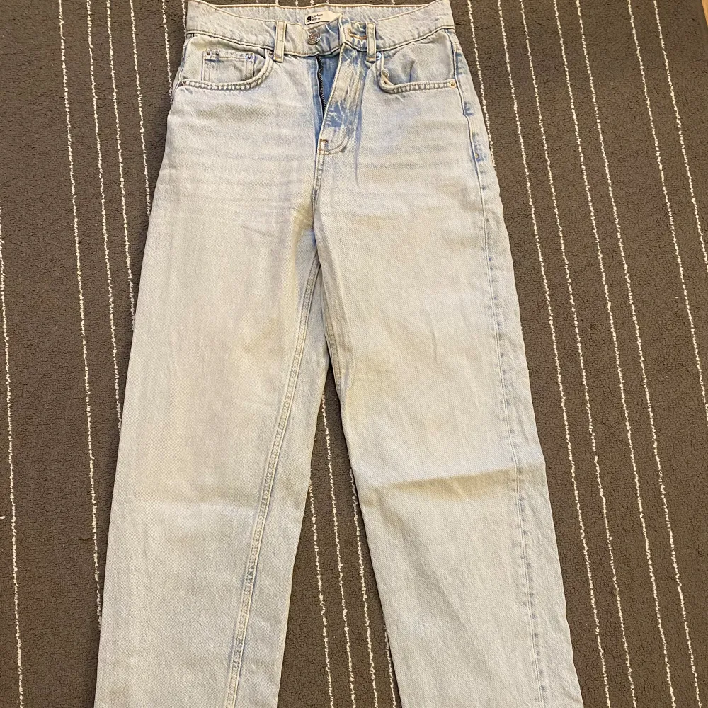 ljusblåa jeans från Ginatricot och som är för små för mig och används aldrig. . Jeans & Byxor.