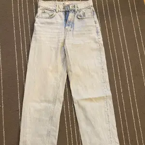 ljusblåa jeans från Ginatricot och som är för små för mig och används aldrig. 