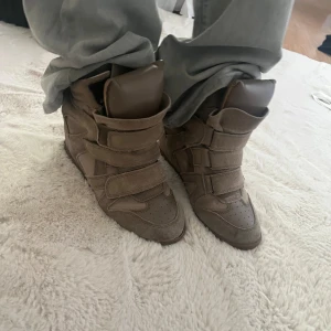 Isabel marant skor - Säljer mina Isabel marant skor som är i bra skick då jag har använt de lite💞 det är bara att höra av sig om fler bilder eller funderingar, de är u storlek 36 men passar även 37 & 38, nypris är 5500💖
