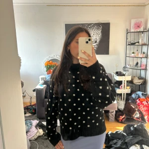 Tjocktröja  - Jätteskön prickig tjocktröja, varm och skön. Storlek S