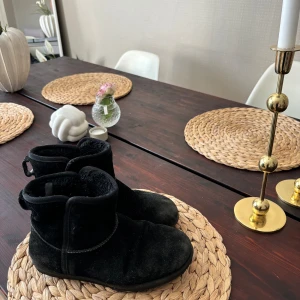 Uggs-liknande skor💕 - Svarta uggs-liknande skor, väl använda men i bra skick🥰 Lite smuts/defekter längst fram men går säkert att få bort 💕