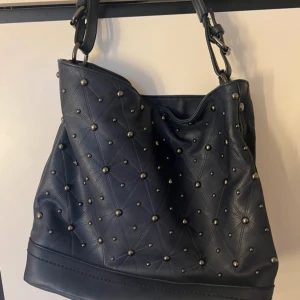 Väska med nitar - Skitsnygg mörkblå vöska med nitar, lite sliten men inget som syns när man bär den!🤍