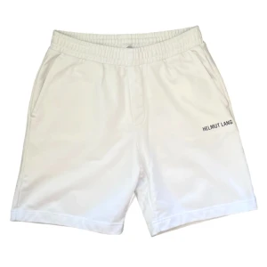 Helmut Lang shorts  - Vita Helmut Lang shorts i storlek large men passar medium. Aldrig använda, helt nya men saknar prislappen. Skriv i DM om ni är intresserade eller har frågor, kan även skicka fler bilder. Pris kan diskuteras
