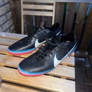 Nike - Nike mercurial CR7 Använda men fortfarande i bra skick Sällsynt modell Inga skador utvändigt utan endast smutsiga