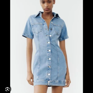 Zara jeansklänning  - Säljer denna otroligt snygga jeansklänningen från zara! Aldrig använd och prislappen är kvar, säljer pågrund av att den tyvärr inte passar💕skriv gärna prisförslag!