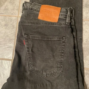 Svart Grå Levi’s Jeans  - Svart Grå Levi’s Jeans i Straight form    Skick 8/10