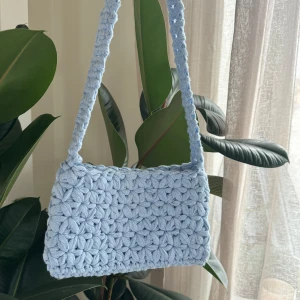 Virkad väska - Supersöt väska med blommönster!  Bredd- 24cm Höjd- 15cm  Kan göra olika väskor, färger och storlekar☺️