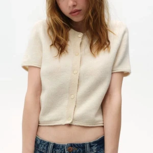 Stickad kofta kortärmad - Slutsåld stickad kofta från H&M i storlek S💕