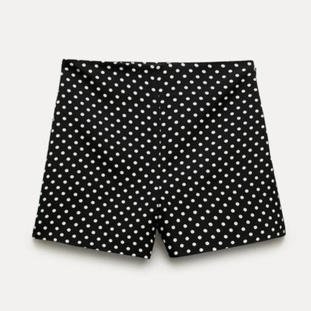 Prickiga shorts från zara med lapp kvar som även är slutsålda❤️. Shorts.