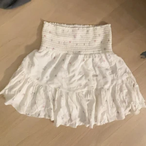 Volang kjol  - Kjolen är i nyskick Kjolen har små blommor som detalj 