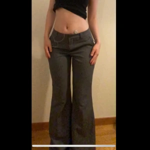 Grå kostymbyxor utsvängda - Super fina! Inga defekter. Ganska långa i benen och de är utsvängda🌸