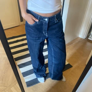 Mörkblåa vida jeans  - Jätte coola vida jeans från weekday i modellen ample som kan sitta som midwaist eller lowwaist, säljer då de har blivit för stora. I storleken w28 l32. I bra skick förutom lite slitage vid hälen, skriv för bild. 