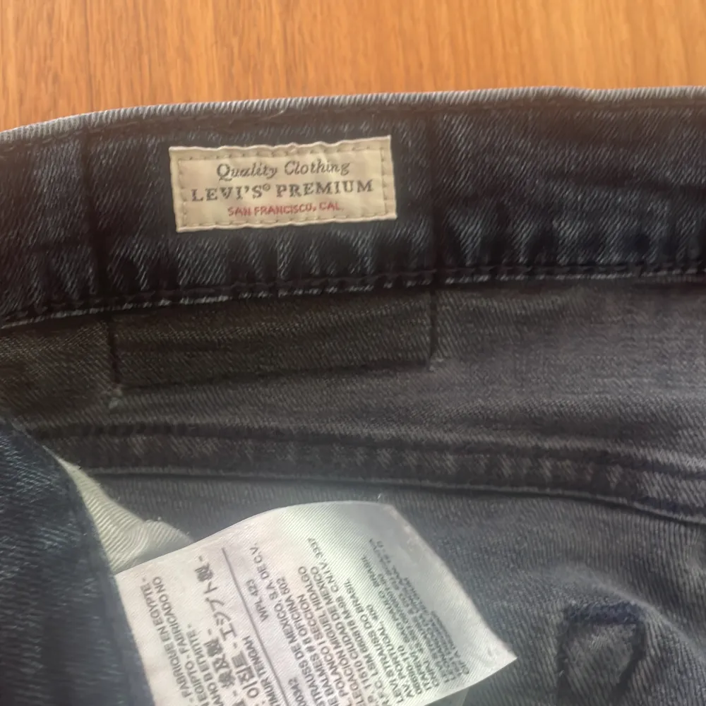 Säljer dessa Levi’s jeans i storleken 31/32, använts ett få tal gånger Skicket 10/10 Vid funderingar ställ frågor. Jeans & Byxor.