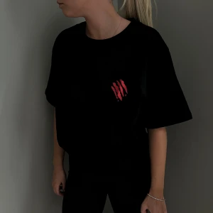 Bulkinbear girl tee - Detta är en oversized gym t-shirt som passar alla med fokus på kvalité och bekvämlighet. Finns i storlekarna S-XXL 100% bomull För den som gillar riktig oversize rekomenderas att gå upp en storlek. 20% rabatt vid köp av 2st