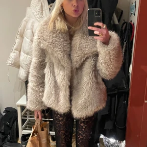 Zara pälsjacka  - Inga defekter. Sparsamt använt. Köp sker via Swish med spårbar frakt från postnord. Kan även mötas i Stockholm. 🌸💕