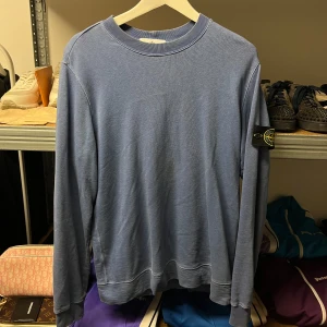 Stone Island Crewneck- Blue - WTS Stone Island Crewneck- Blue Storlek: Small Skick: 7/10, se fläck, går bort i tvätt Pris: 1200:-    Vänligen hör av dig vid frågor eller önskemål om mer bilder osv.