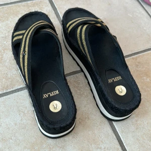 Replay platåsandal i storlek 39 - Nästan helt oanvänd platåsandal från Replay