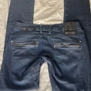 Lågmidjade G-Star Jeans - Skitsnygga väldigt lågmidjade jeans från G-Star Raw 😍 Säljer dem för att de tyvärr är för små😔 Jag skulle säga att de är i XS-S men det står att de är i 29/34. Midjemåttet är 39 cm rakt över och innerbenslängden är 86cm💞