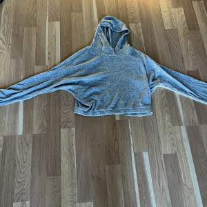 En grå hoodie/tröja som tyvärr har blivit för liten 🧸