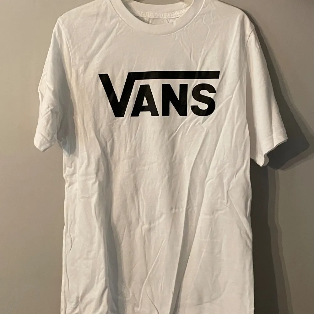 Enkel vans T-shirt i strl 10-12, passar xs. Jättebra skick 💞. T-shirts.