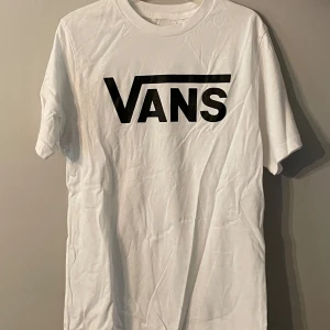 Vans T-shirt  - Enkel vans T-shirt i strl 10-12, passar xs. Jättebra skick 💞