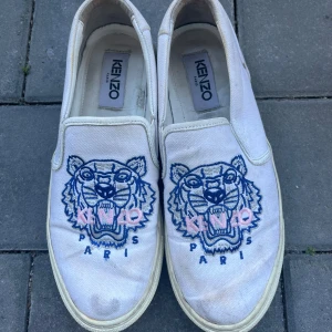 Kenzo skor - Skor från kenzo, köpta på Johnells  Använda några gånger, därav lite fläckar. ( har ej provat rengjort dom) 
