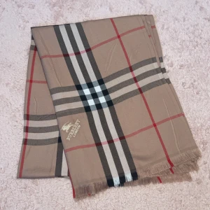 Burberry halsduk  - Eftertraktad Burberry halsduk. Helt ny och aldrig använd, halsduken har inga defekter, skador eller hål🩷 