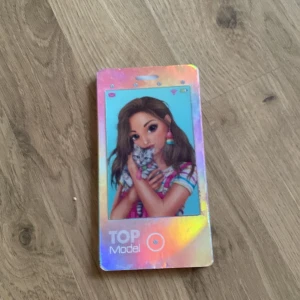  en skrivbok som ser ut som en mobil jättefin -  en flicka med en katt på den ser ut som en mobil man kan skriva saker i den 