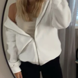 Vit hoddie med dragkedja  - Säljer denna vita hoodie med dragkedja. Väldigt fin och den är i bra skick.💓bilderna tagna från hemsidan!