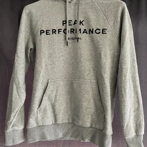 Peak performance hoodie  -  Säljer eftersom jag inte använda den längre den är i mycket fint skick. Kontakta gärna vid frågor.  Nypris: 700kr 