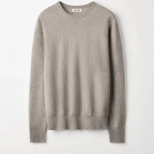 Beige Soft Goat tröja - Säljer denna riktigt sköna tröjan gjort med 100% kashmir ifrån soft goat. Nypris runt 2600kr, mitt pris 949kr, kan gå ner i pris vid snabb affär. Storlek M-S, passar båda men mer åt S hållet. Tröjan är använd ett fåtal gånger, tröjan avnoppras också.