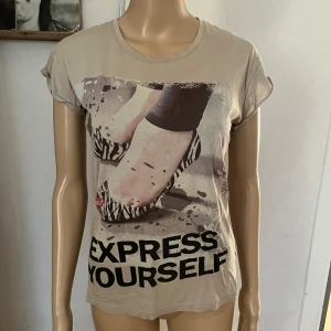 T-shirt punk högklackade skor zebra  - Inget att anmärka på