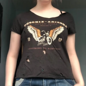 Cool tröja - Tröja köpt på Gina tricot, klippte upp den. använd fåtal gånger.
