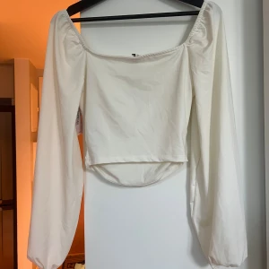Vit blus - Vit blus från Nelly. Helt ny med prislappen kvar 