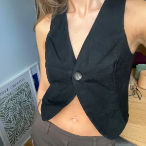 Weekday topp - Söt weekday topp med en knapp fram. Jättefint skick🩷