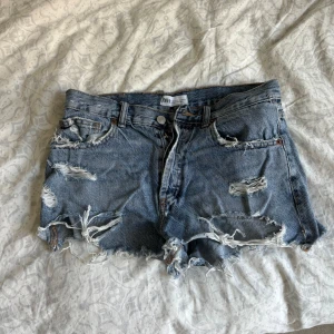 Jeans shorts Zara - Jeansshorts från Zara med slitningar